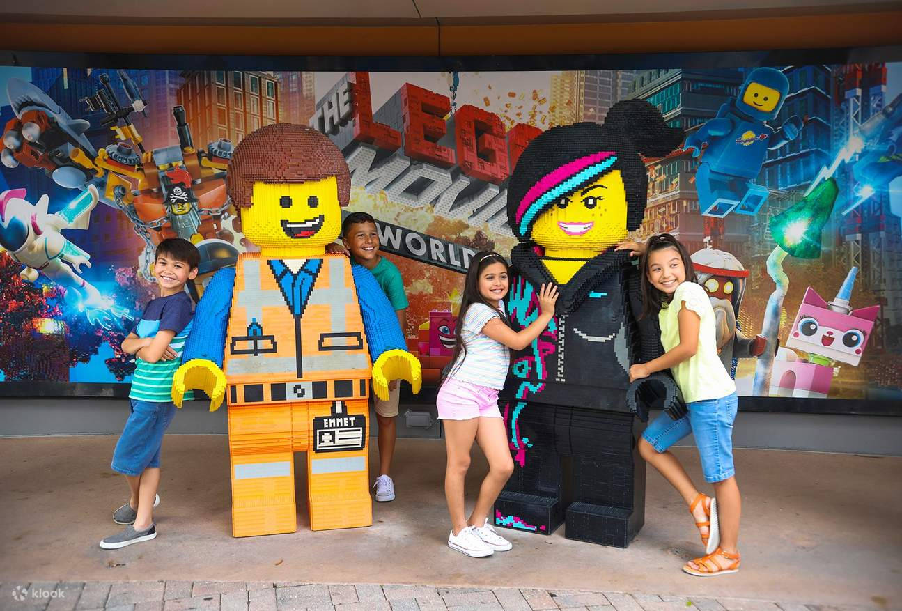 Bambiniche Posano Con I Personaggi Di Legoland. Sfondo