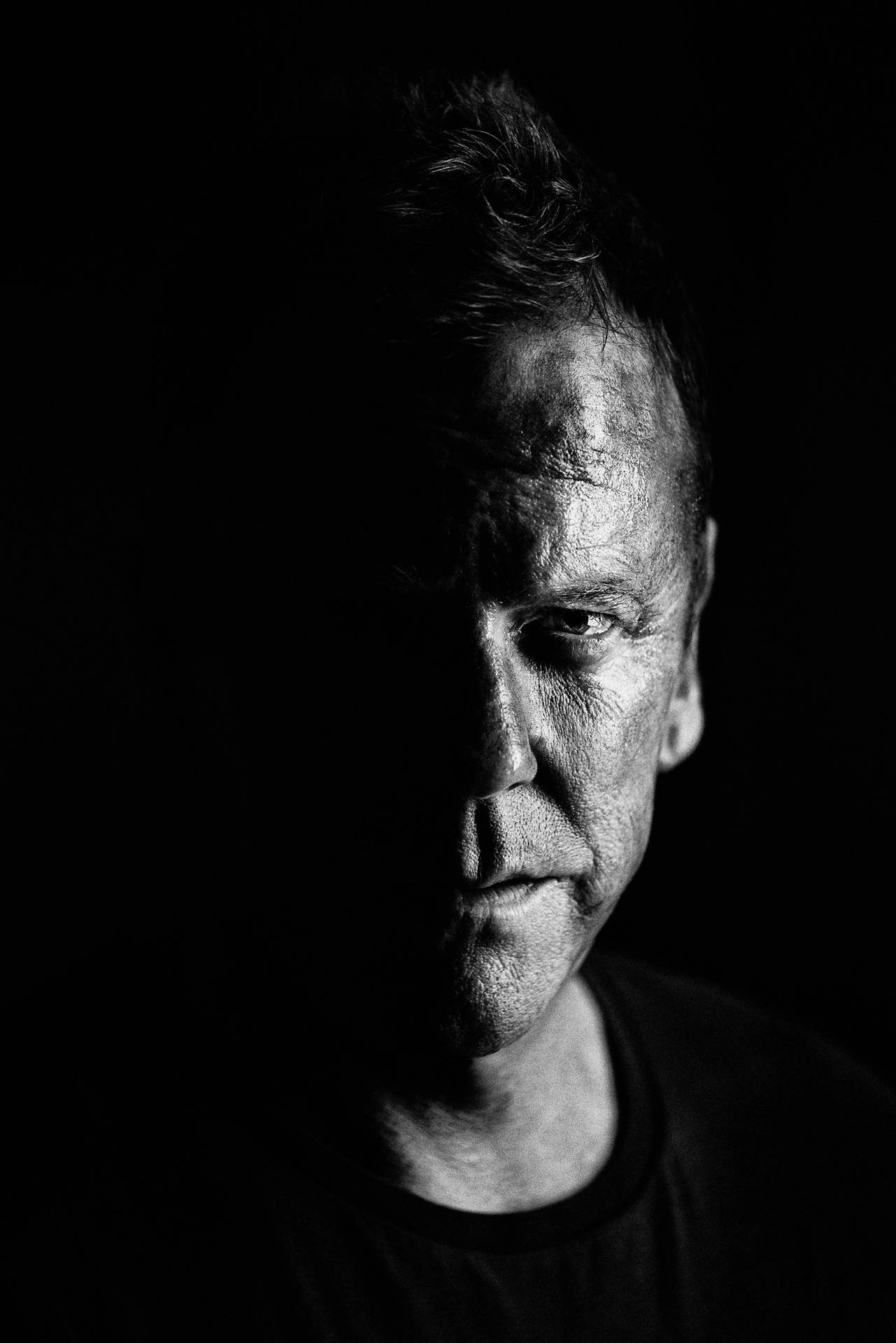 "Kiefer Sutherland as Jack Bauer in a Monochrome Portrait" Wallpaper
