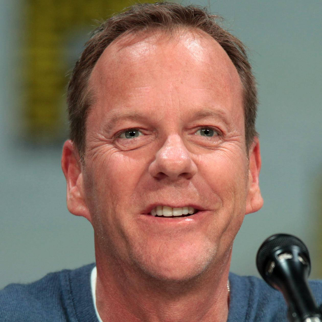 Kiefer Sutherland addressing at Comic Con press conference Wallpaper