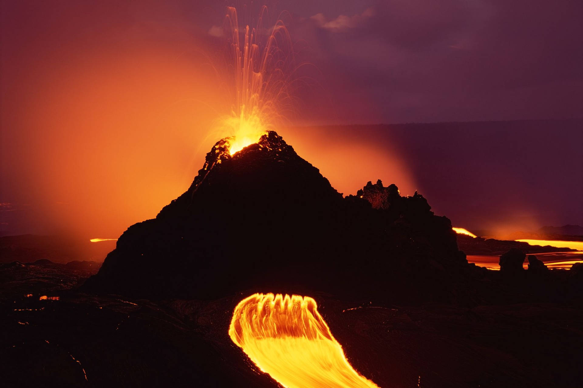 Elflujo De Lava Del Volcán Kilauea Fluyendo En Un Tono Oscuro De Naranja. Fondo de pantalla