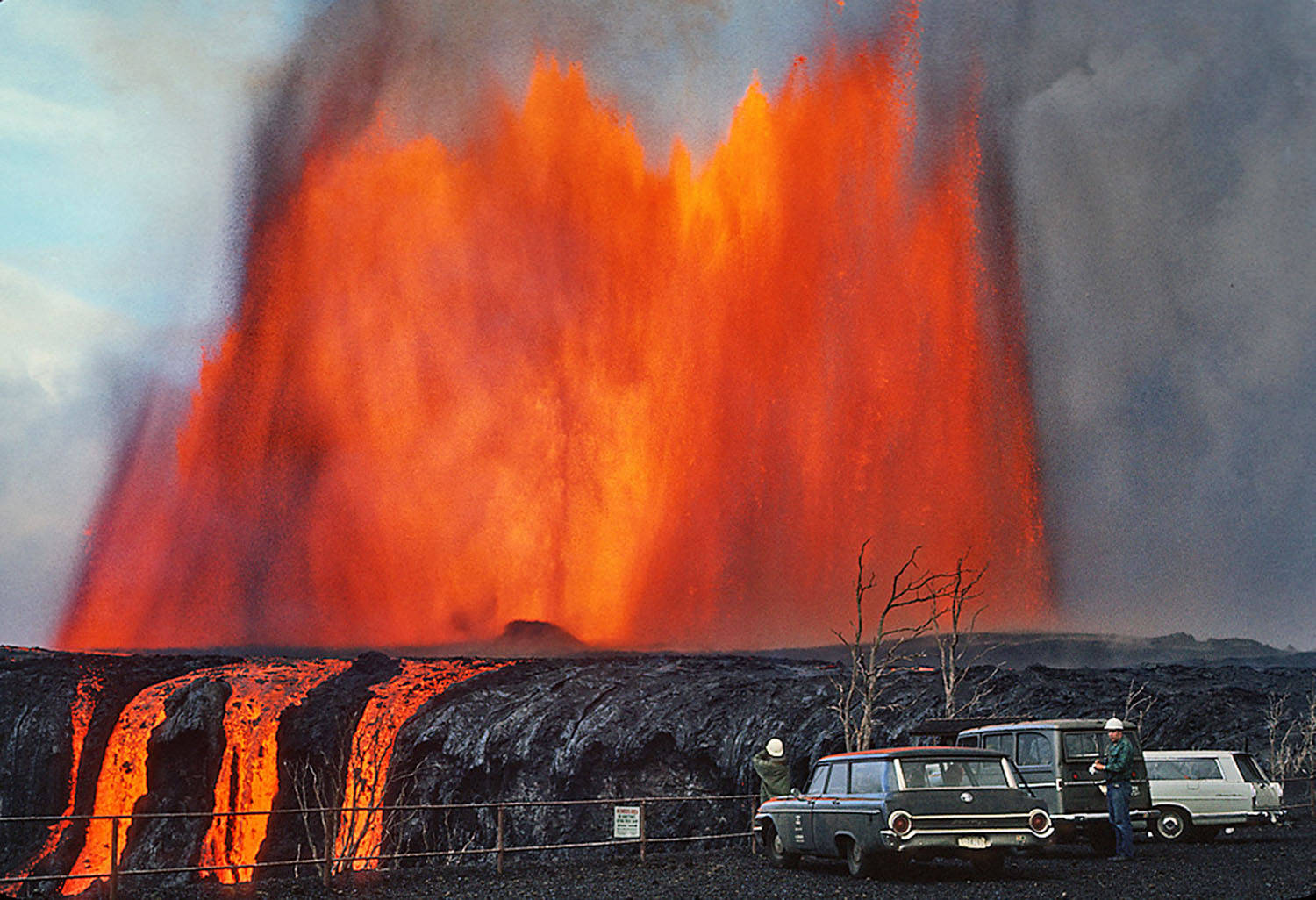 Fontede Lava Do Vulcão Kilauea. Papel de Parede