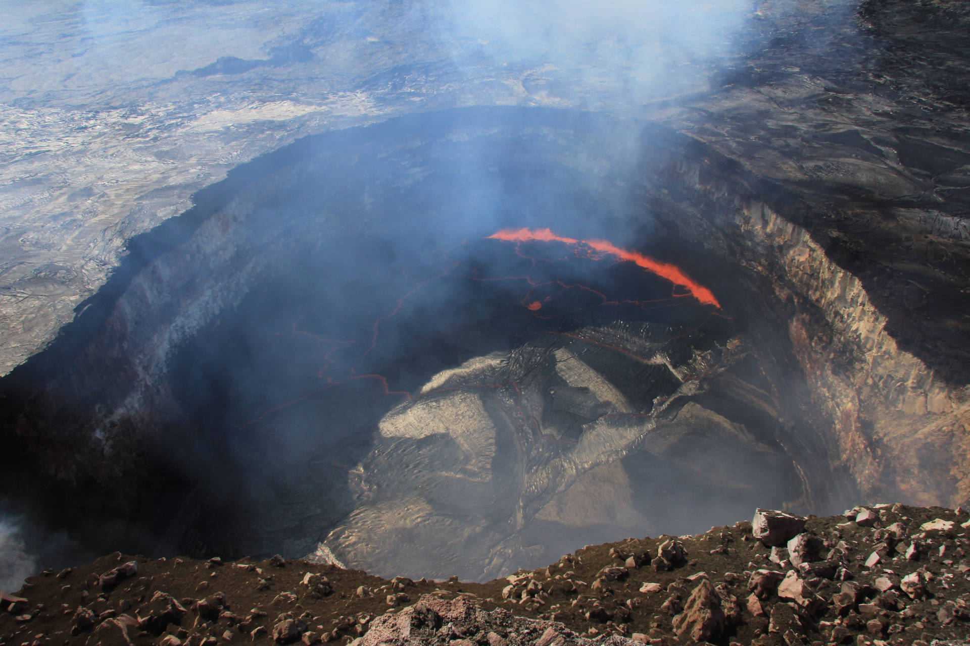 Kilauea Vulkan producerer Røg og Lava Wallpaper
