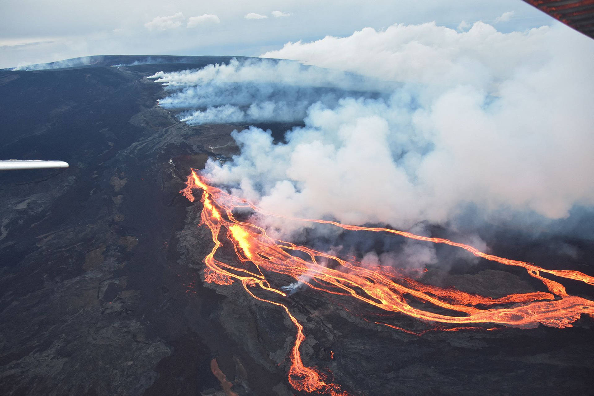 Kilaueavolcano Con Lava In Movimento Sfondo