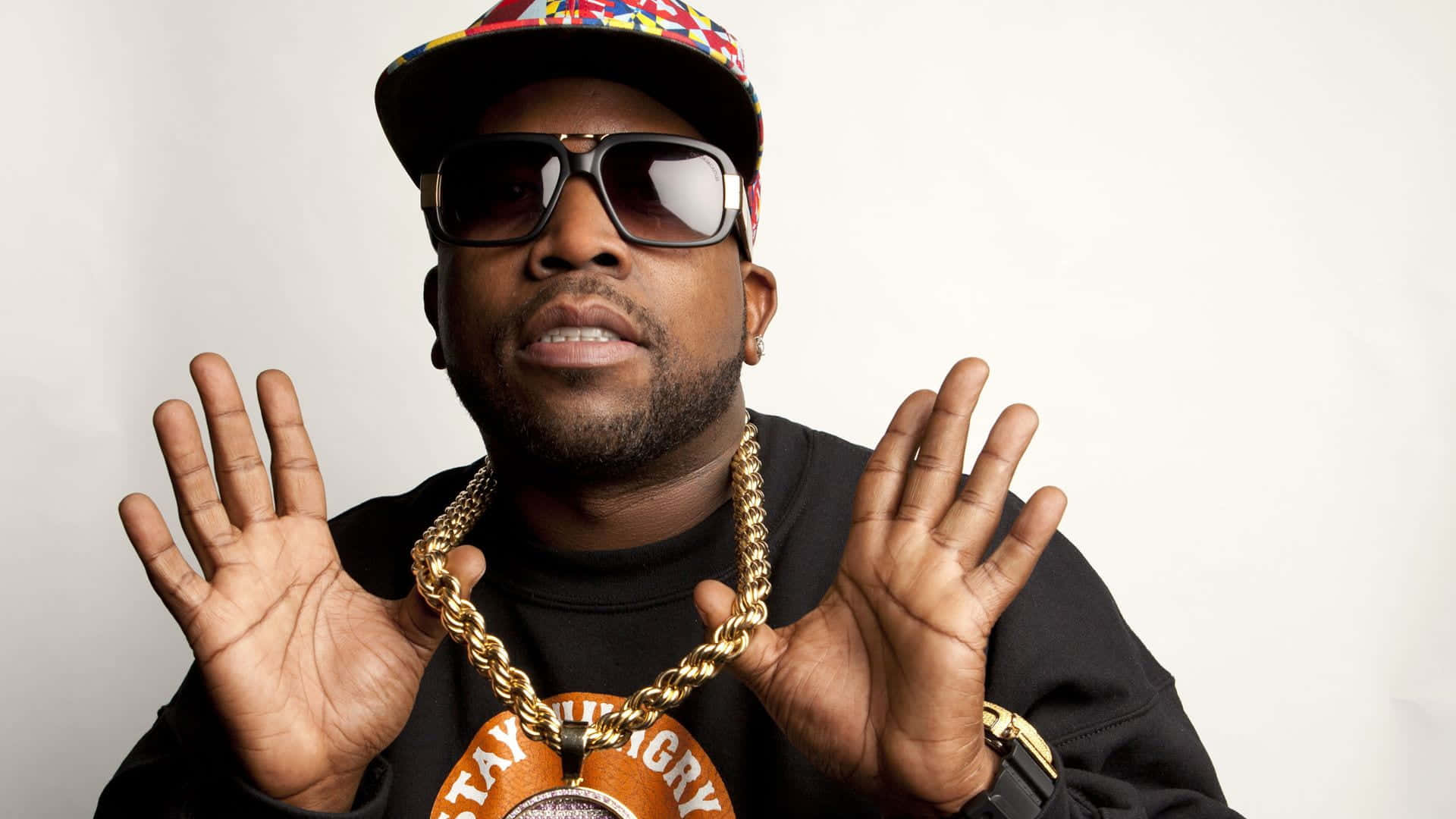 Killer Mike Rapper Posewith Gold Chain Wallpaper