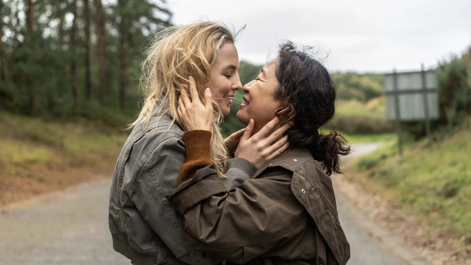 Killing Eve Intimate Moment Wallpaper