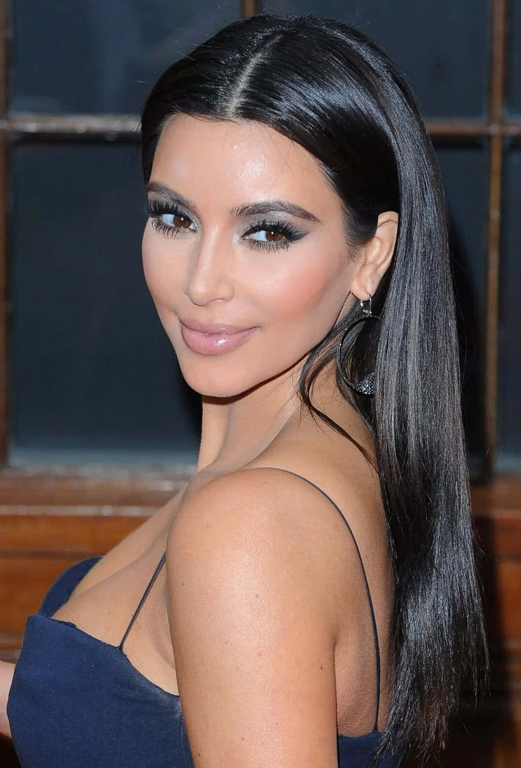 Kimkardashian Bezaubert Mit Ihrem Leuchtenden Neon-look.