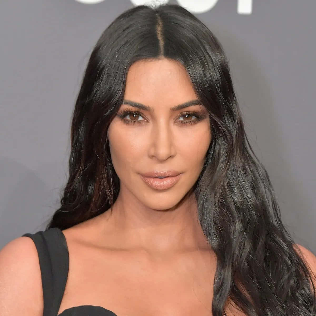Kimkardashian Presume Sus Curvas Característicamente En Lencería Transparente Y Elegante.
