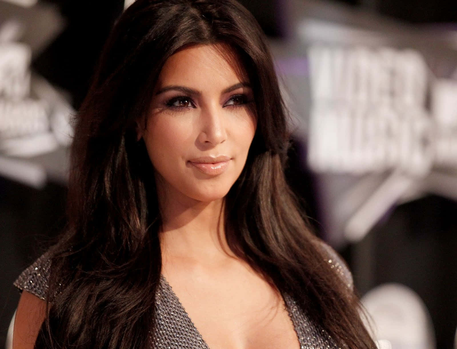 Kimkardashian Apparendo Sicura E Alla Moda.