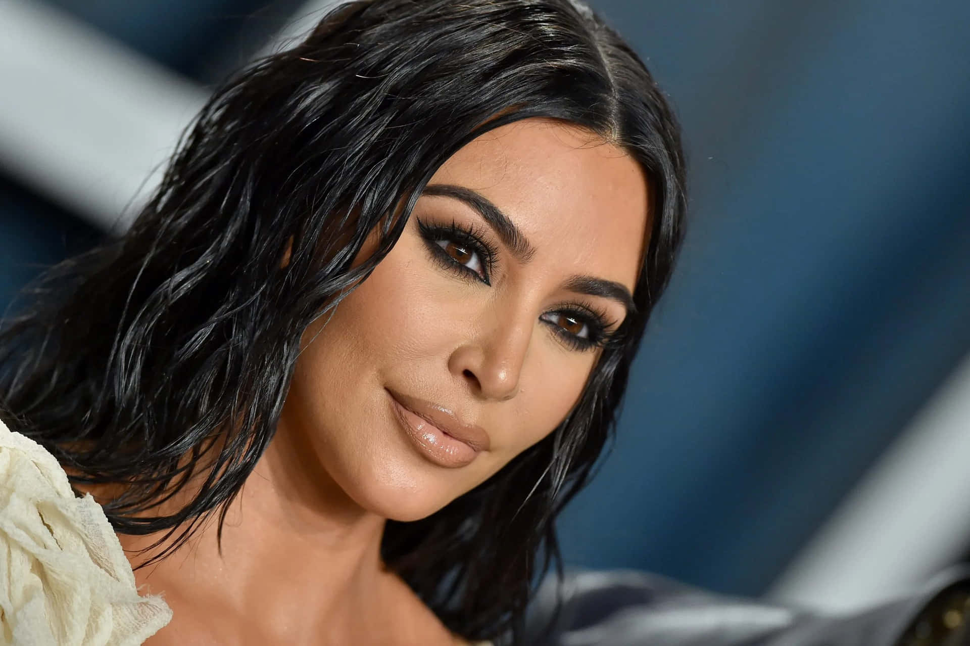 Kimkardashian Visar Upp Sina Kurvor I En Tajt Svart Klänning.