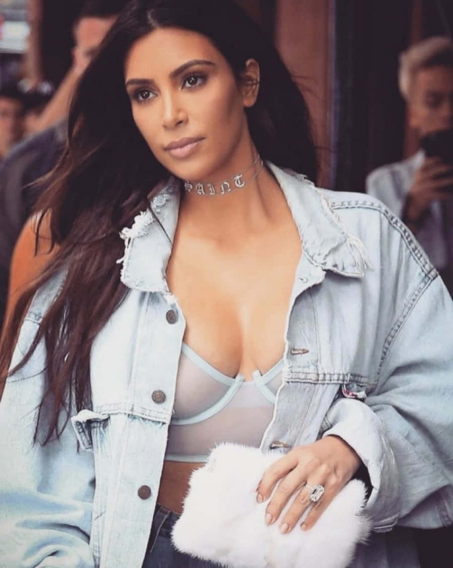 Kimkardashian Che Appare Glamour In Un Vestito Di Velluto