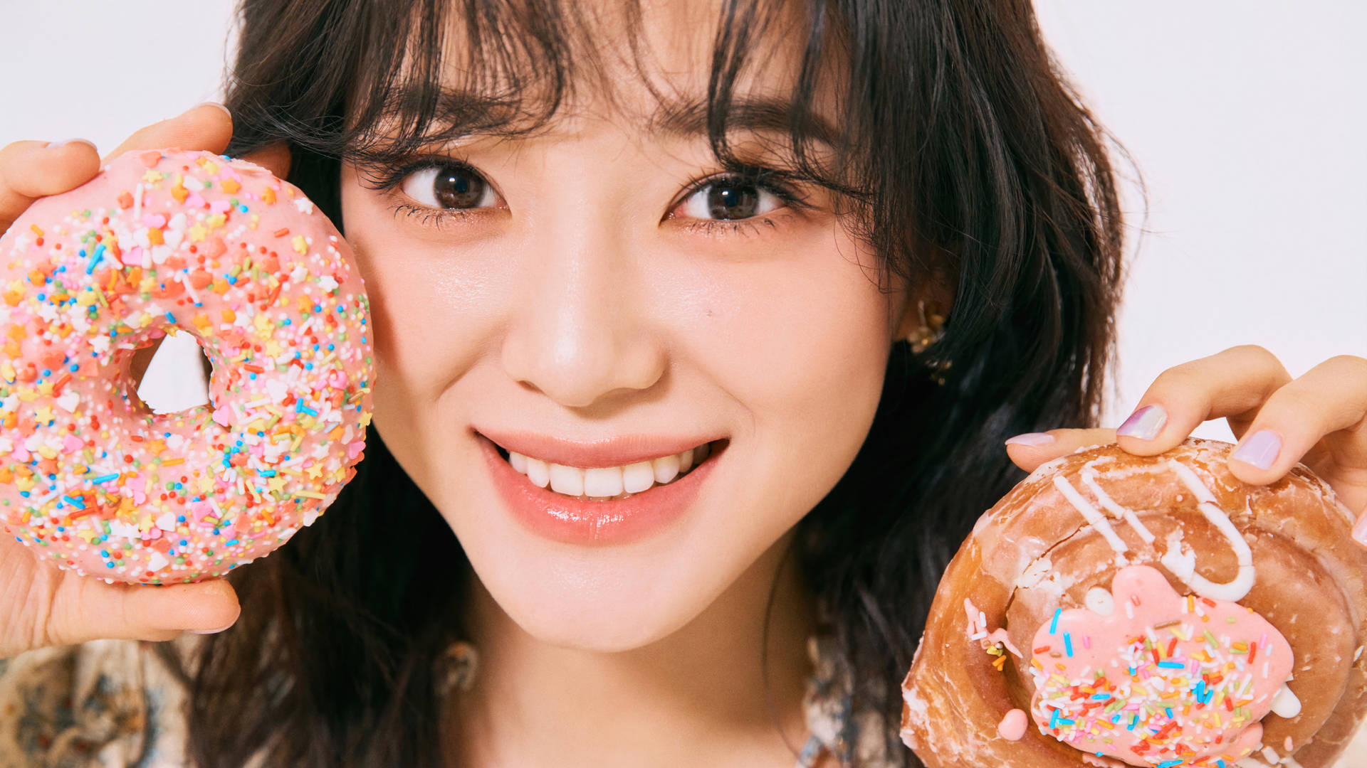 Kim Se Jeong And Donuts Wallpaper