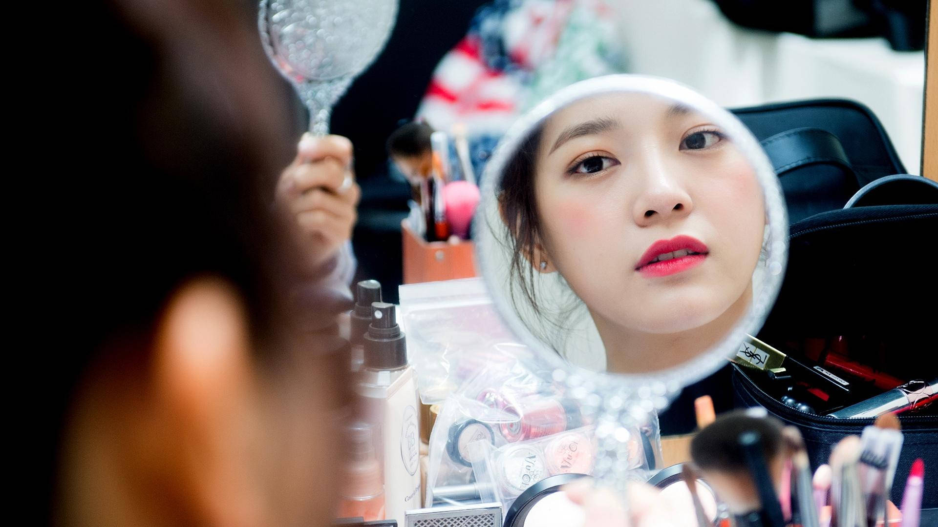 Kim Se Jeong Mirror Reflection Wallpaper