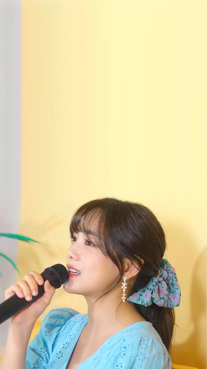 Kim Se Jeong Singing Wallpaper