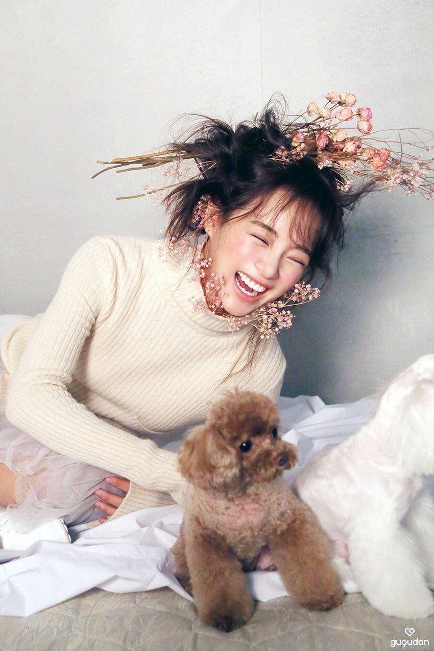 Kim Se Jeong With A Puppy Wallpaper