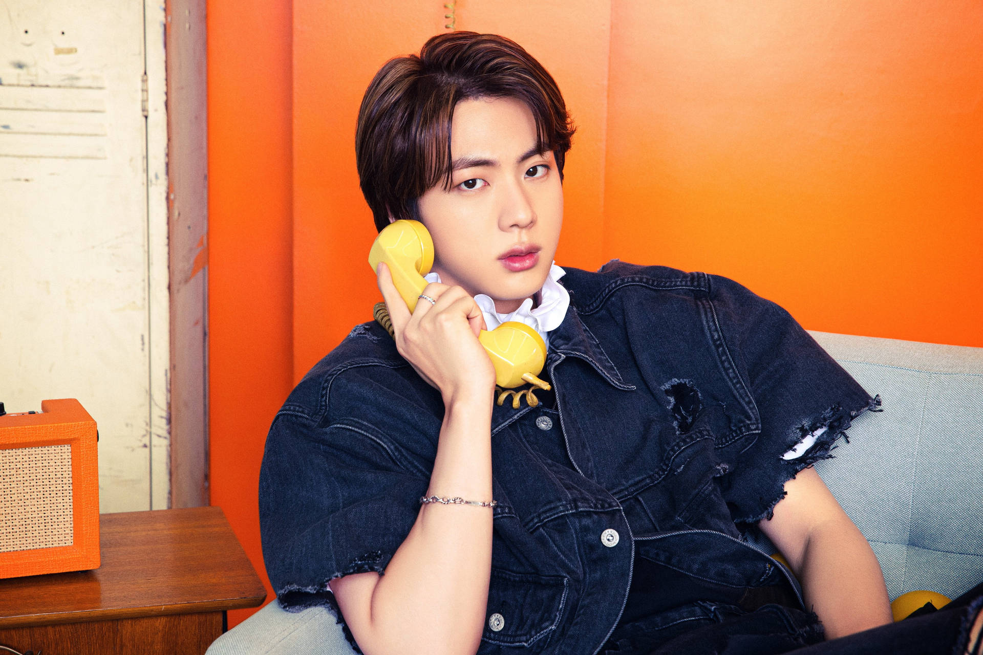 Kimseok Jin Con Teléfono Amarillo. Fondo de pantalla