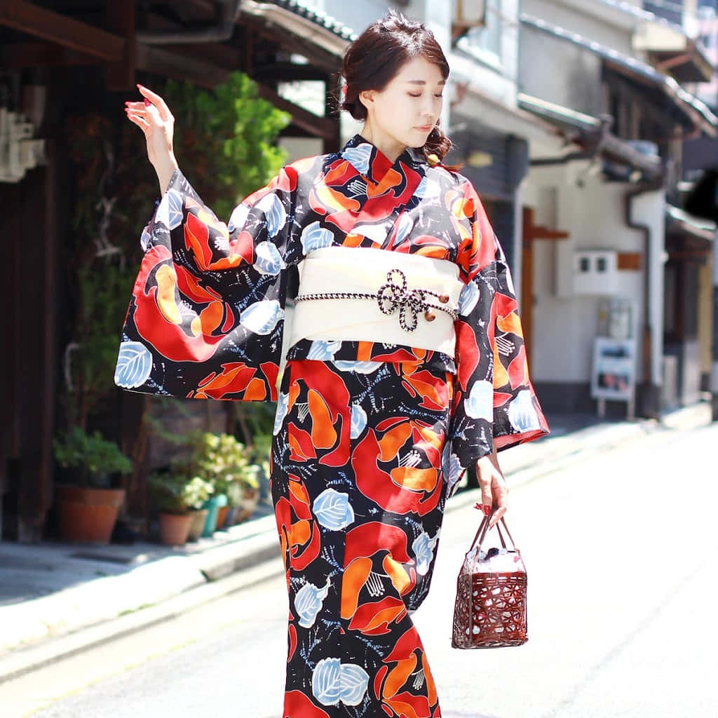 Unamujer En Un Kimono Caminando Por La Calle