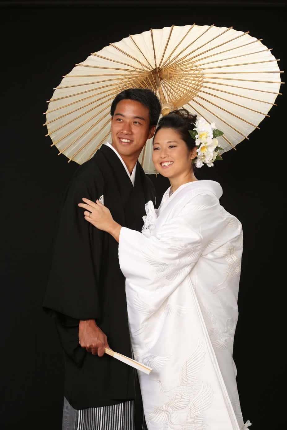 Ettpar I Kimono Och Kimono Poserar Under Ett Paraply