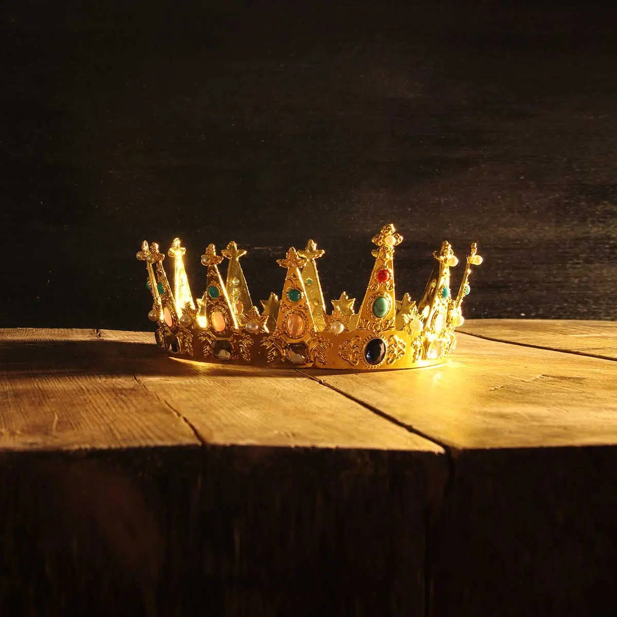 Kong og dronning krone på gulvet Wallpaper