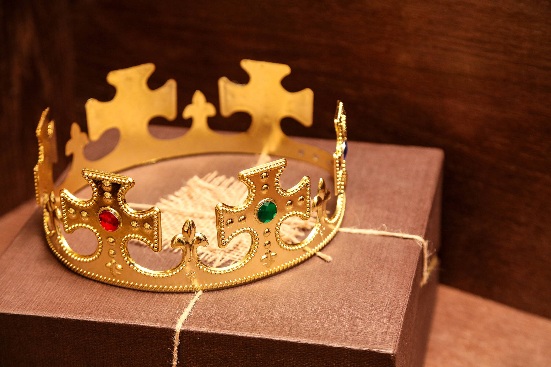 King And Queen Crown Plastic Toy Wallpaper