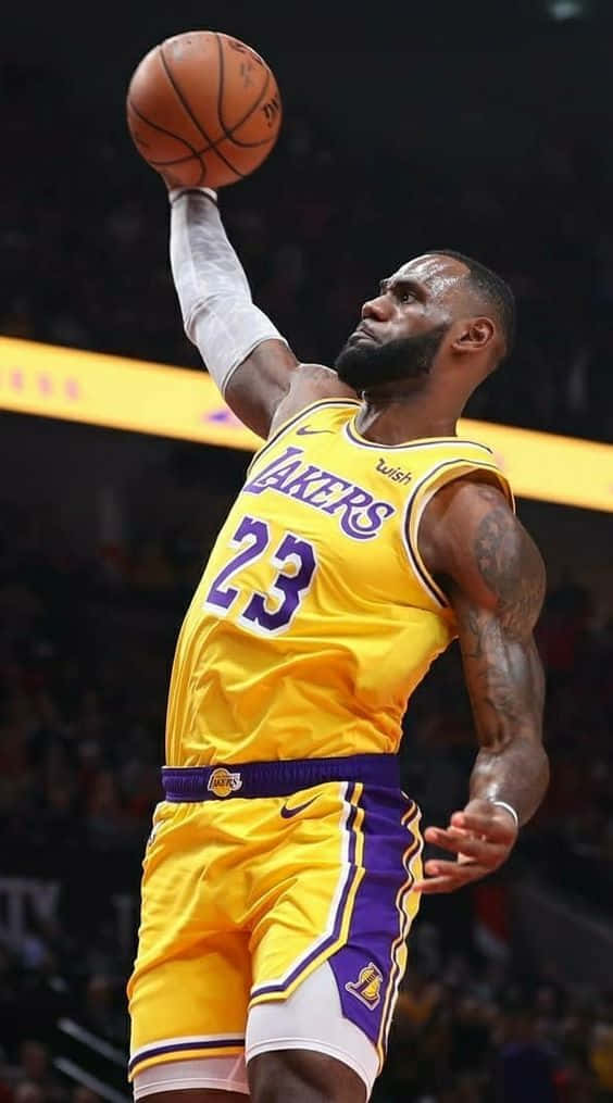 Kong Lebron James fra Los Angeles Lakers stolt i hans kongelige udstyr. Wallpaper