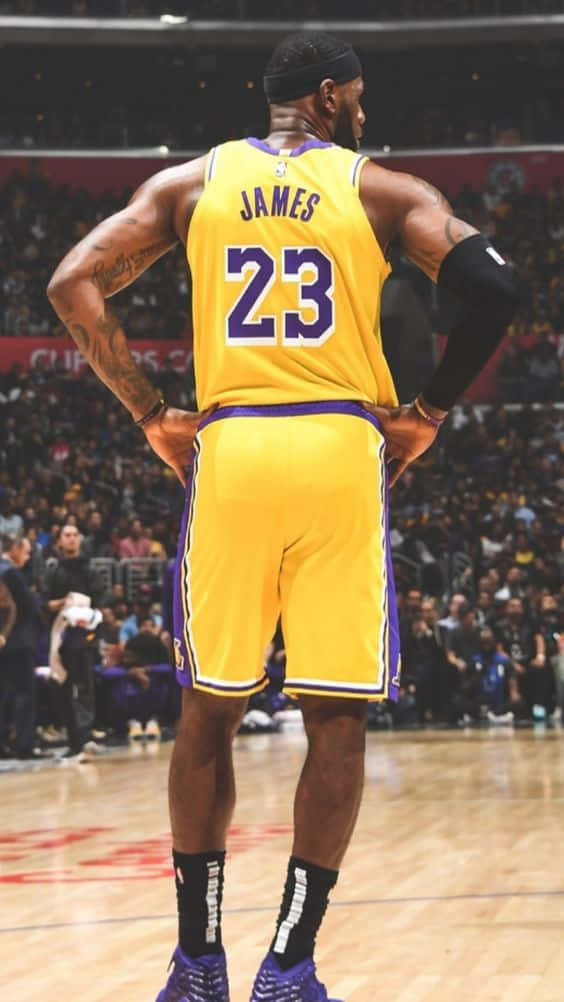 Königlebron James Führt Die Lakers An Wallpaper