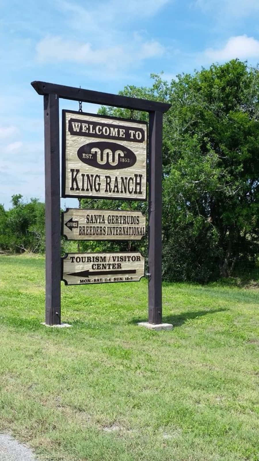 Segnodi King Ranch Di Fronte A Un Campo Erboso
