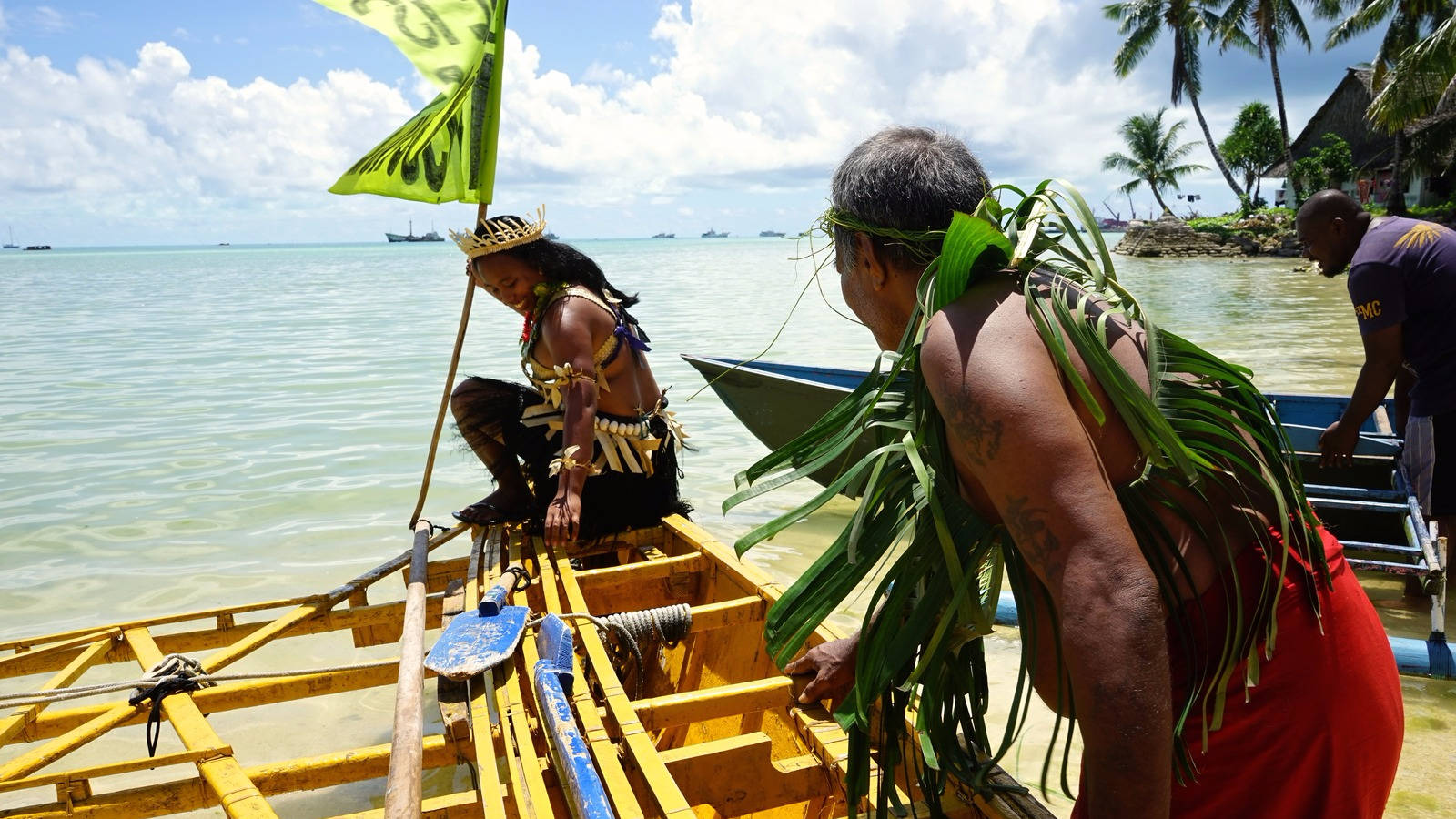 Kiribatilocals Canoe (los Lugareños De Kiribati En Una Canoa) Fondo de pantalla