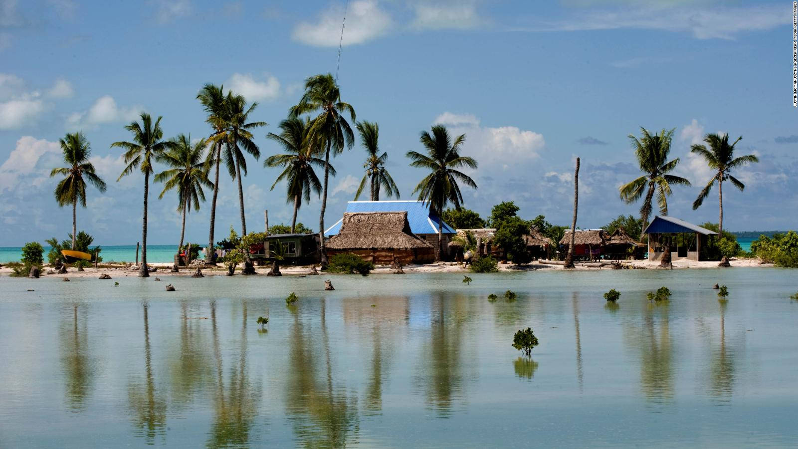 Kiribati Taborio Village-tapetet giver dit skrivebord en perfekt baggrund. Wallpaper