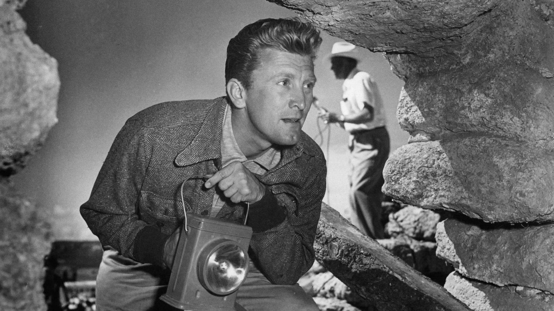 Kirk Douglas i Ace In The Hole græder ud af din skærm. Wallpaper