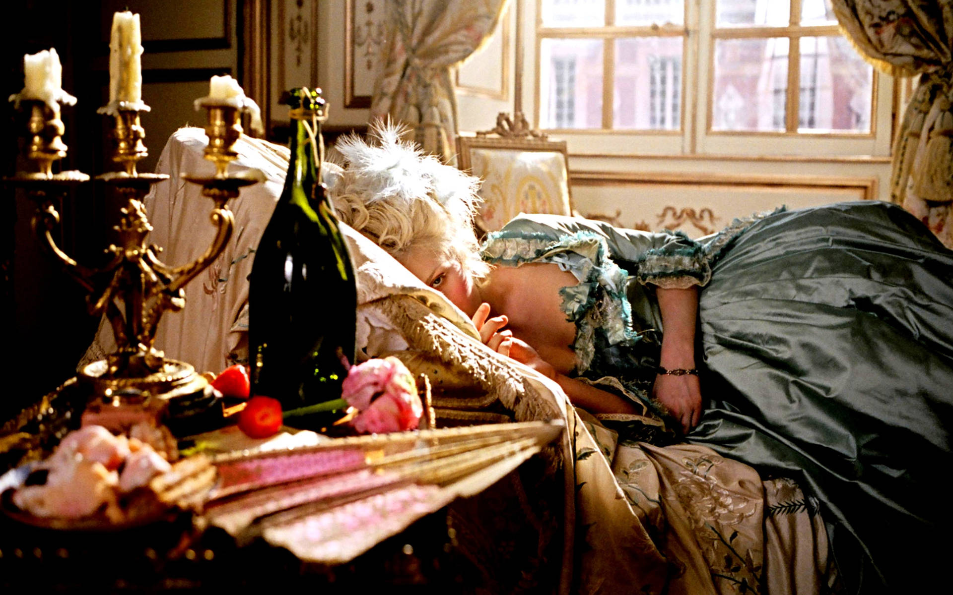 Kirsten Dunst As Marie Antoinette Wallpaper