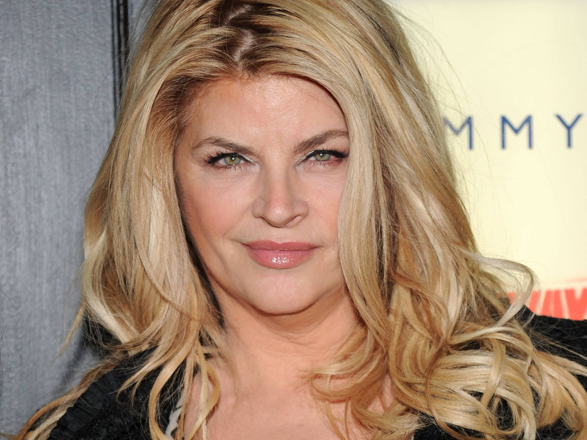 Kirstiealley The Runaways Premiere: Kirstie Alley The Runaways Premiär. (note: This Sentence Doesn't Make Sense As A Computer Or Mobile Wallpaper. A Better Translation Would Be: Kirstie Alley På Premiären Av The Runaways.) Wallpaper