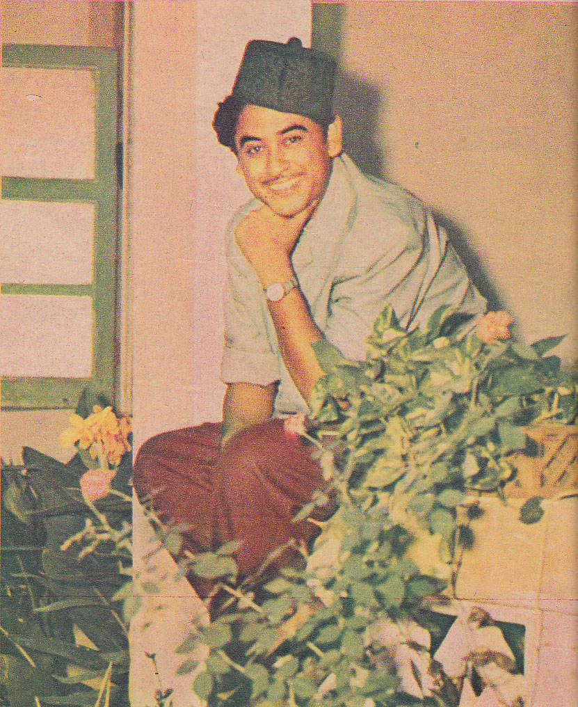 Kishore Kumar som iført en fez og ryger en pipe Wallpaper