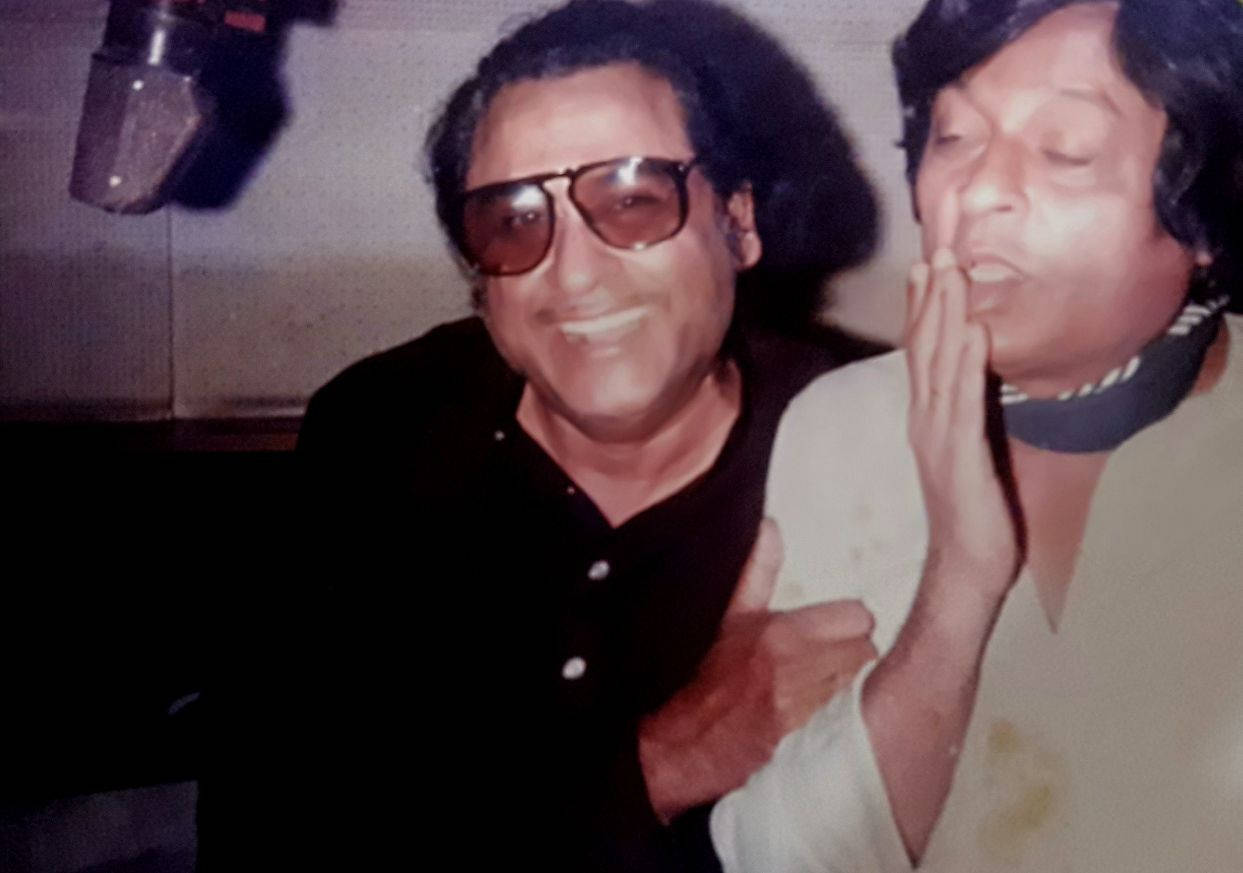 Legendary Indian Singer, Kishore Kumar, Stylishly Wearing Sunglasses Wallpaper