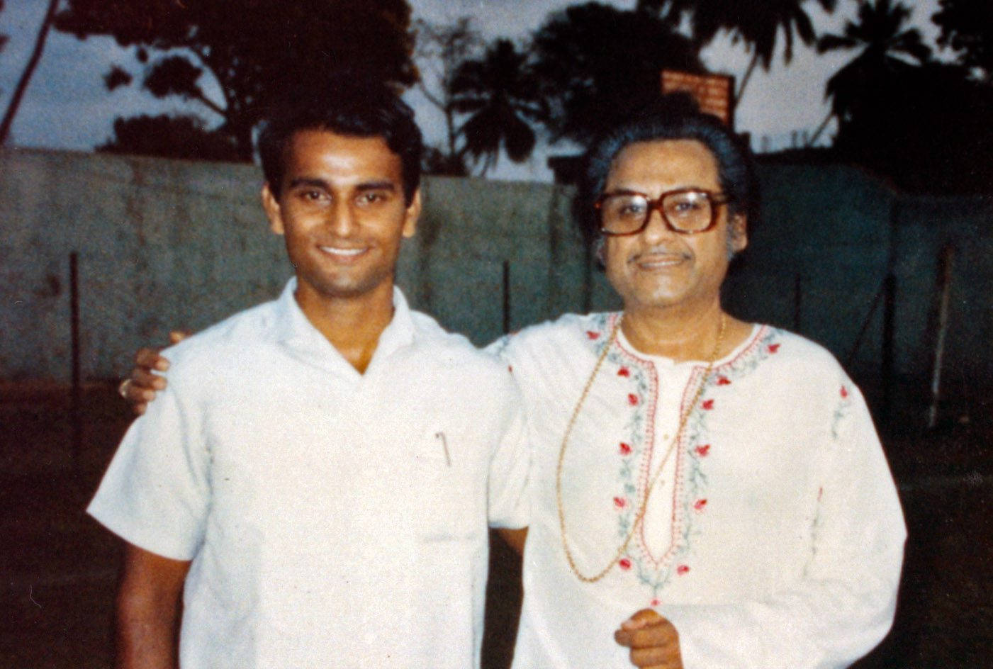 Kishore Kumar med en anden mand på et foto. Wallpaper