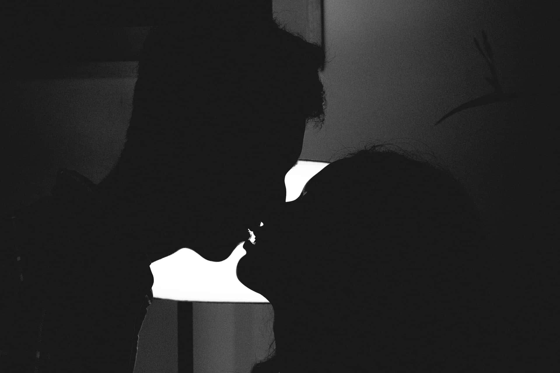 Einpaar Küsst Sich Im Dunkeln.