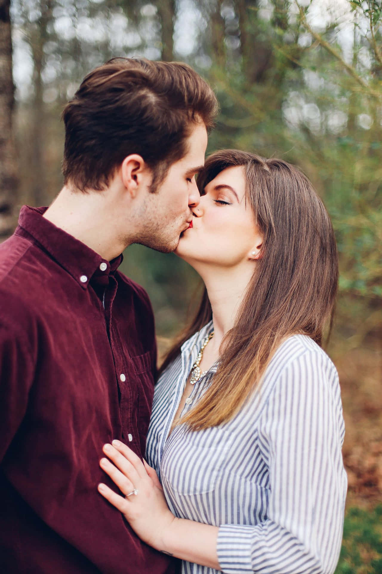 50 Romantic Couple Poses to Get Cute Couple Photos (+5 FREEBIES)