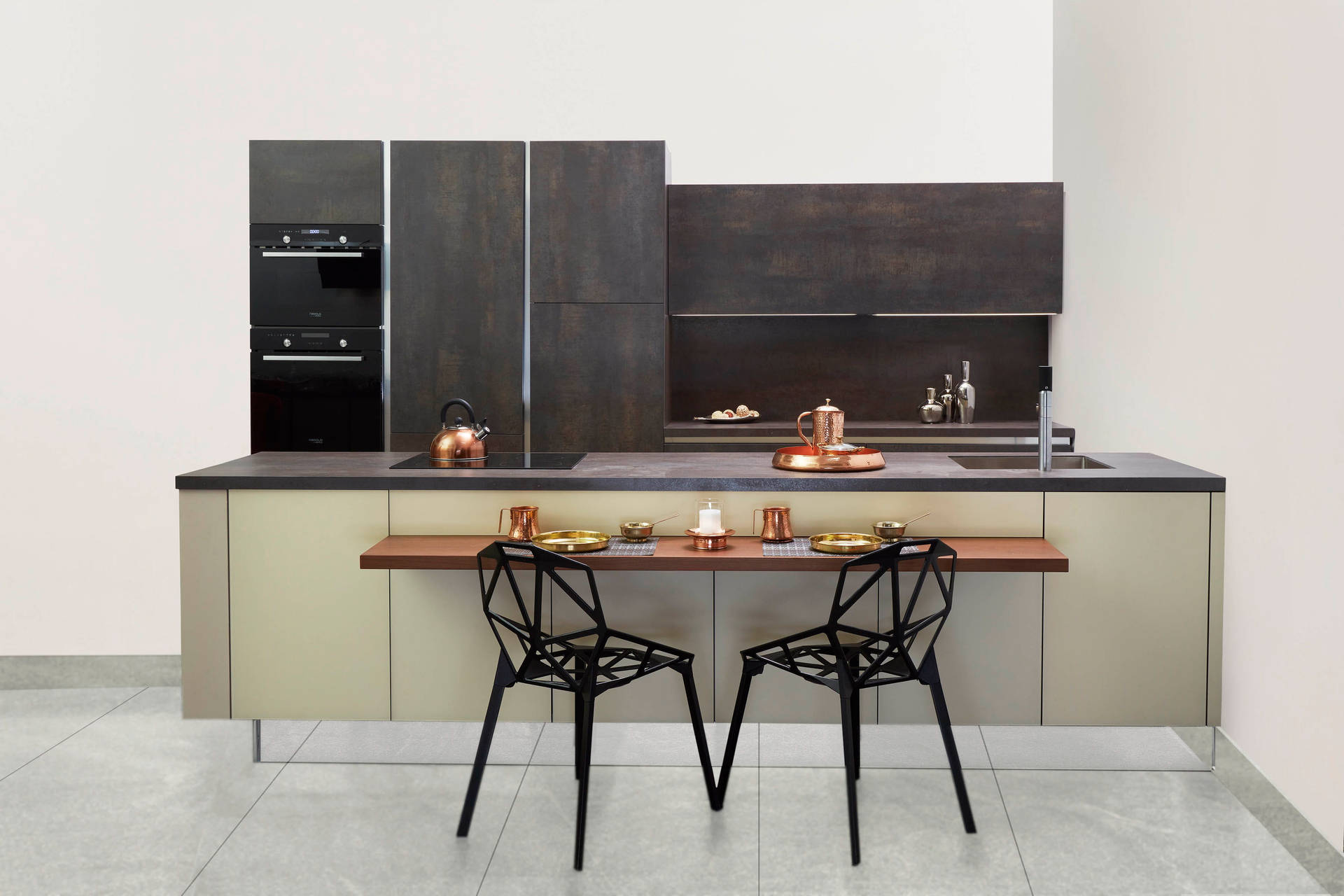 Küchendesignmit Schwarzen Stühlen Wallpaper