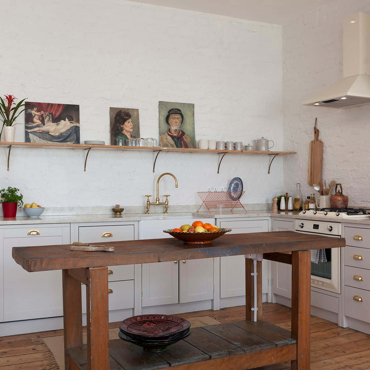Et køkken med et træbord og en komfur