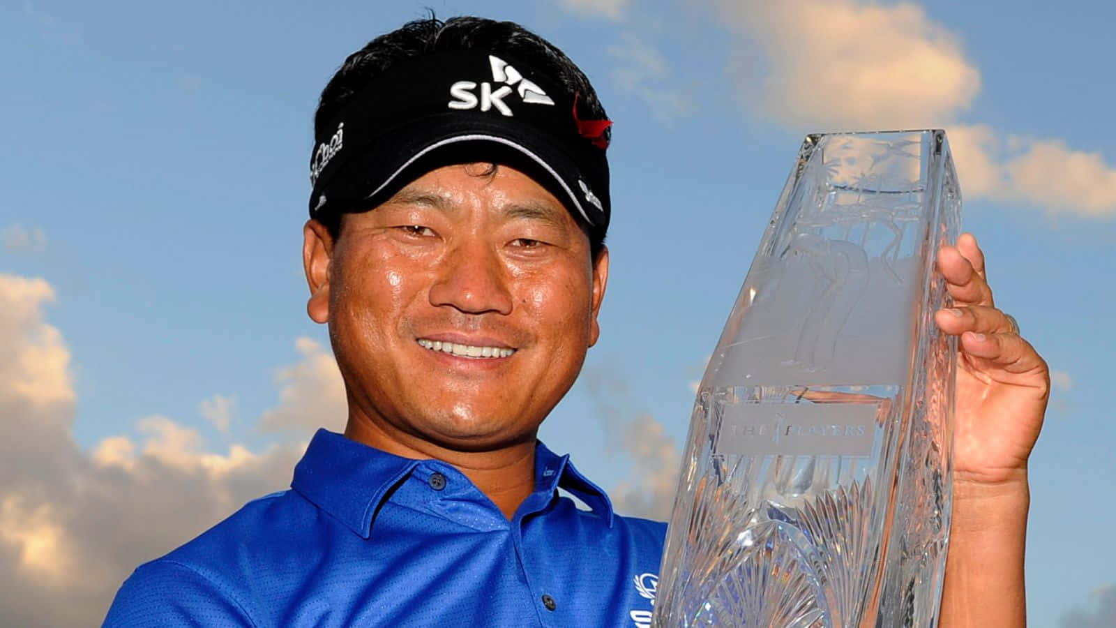 Kj Choi Close-up With Trophy Wallpaper