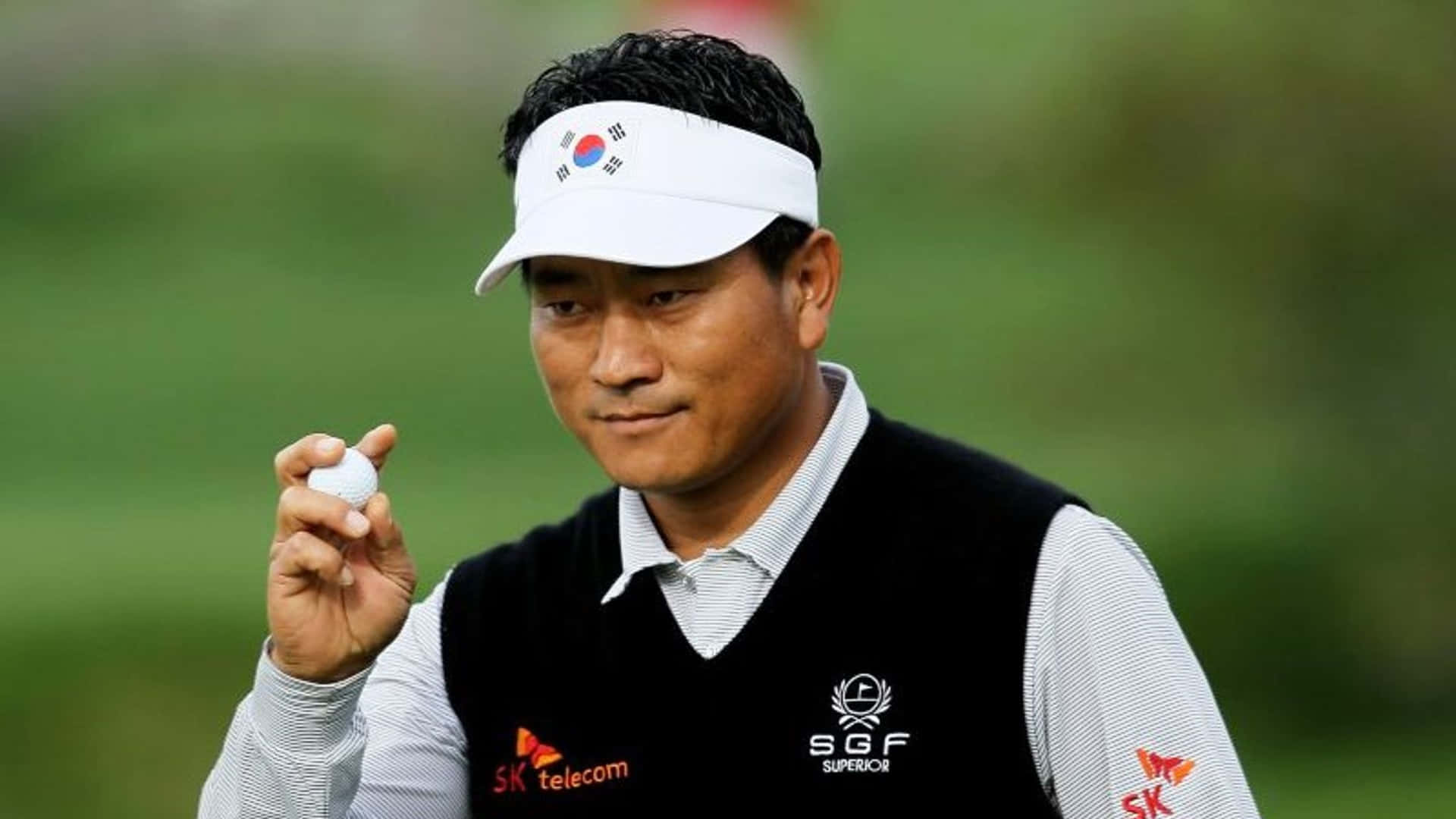 Kj Choi Holding A Golf Ball Wallpaper
