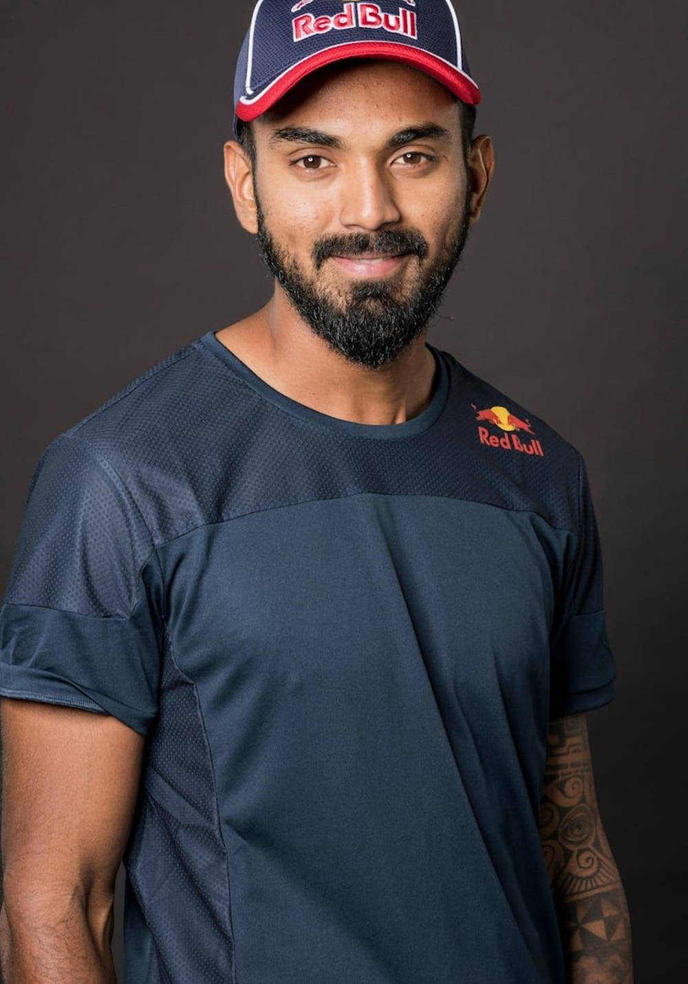 KL Rahul Smiler til Red Bull Annoncen Lyser op på din skærm Wallpaper