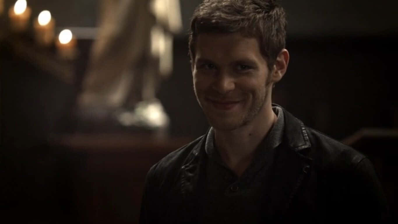 Klaus Mikaelson Smiling Deviously Wallpaper