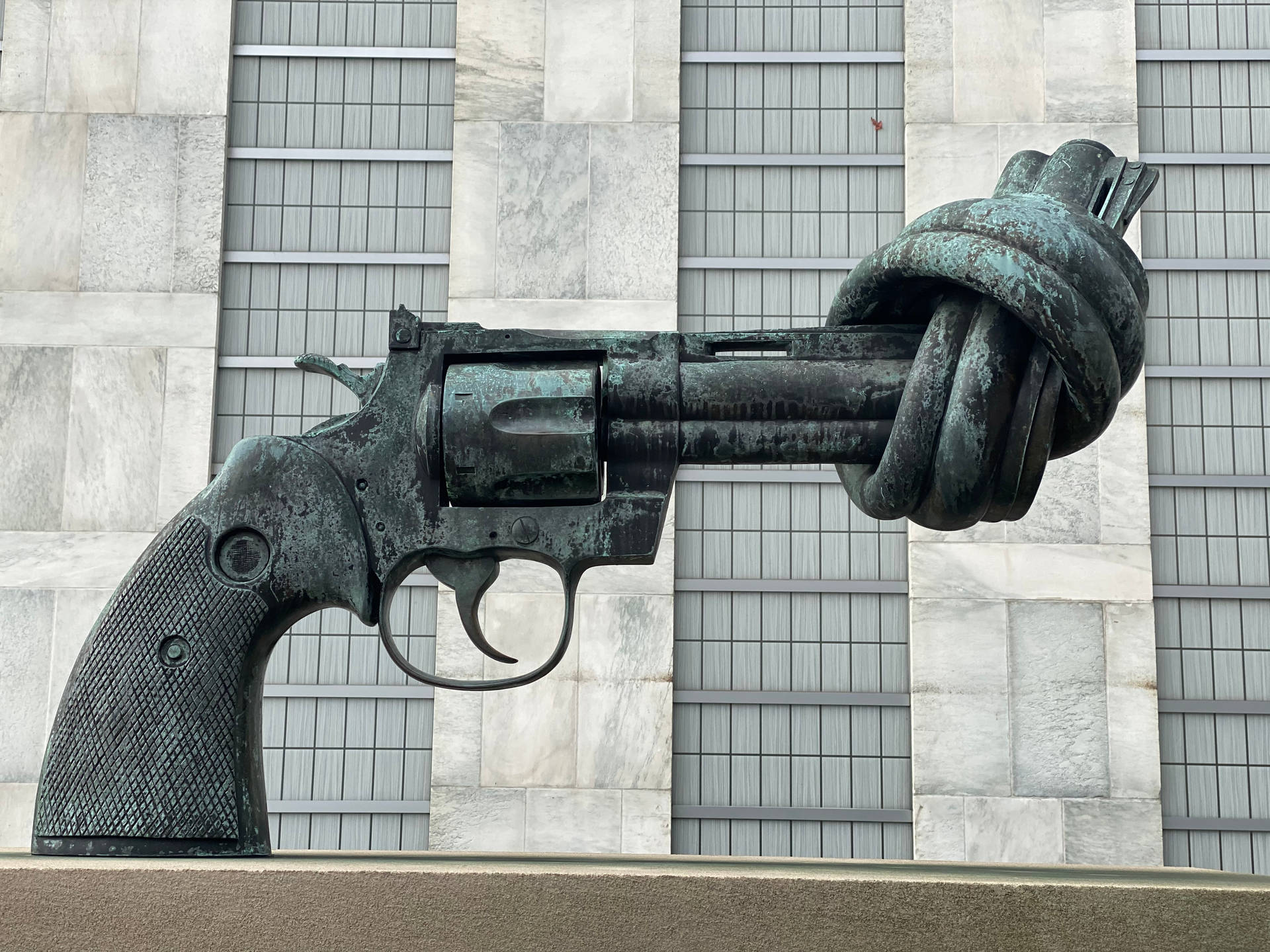 Knotted Gun Statue Wallpaper