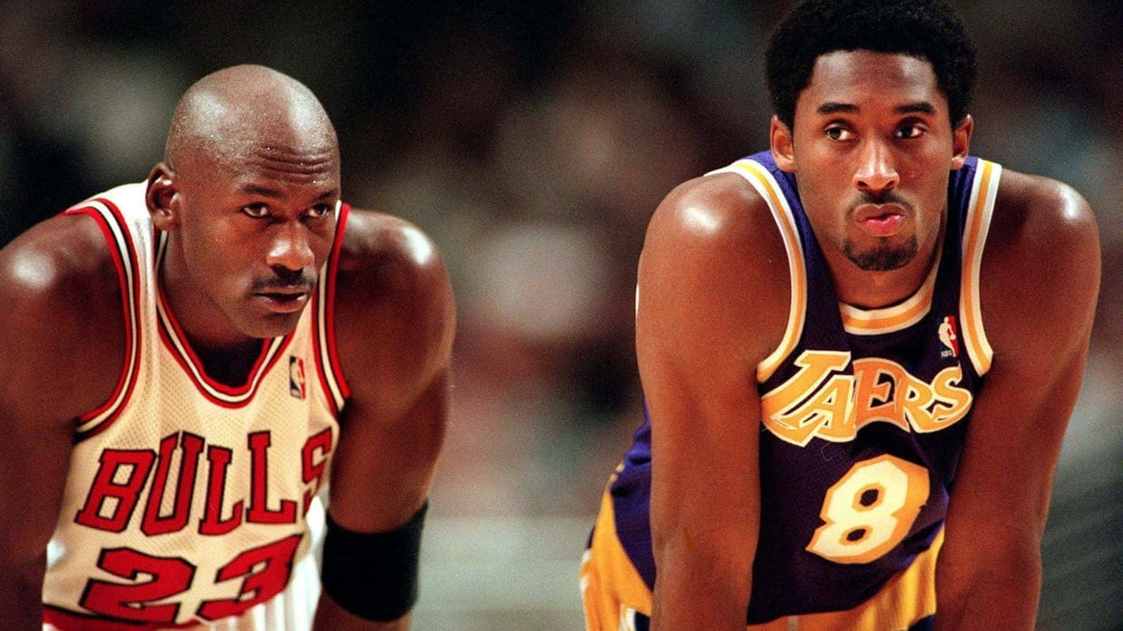 Jungebasketballspieler Kobe Bryant Und Michael Jordan Retro Wallpaper