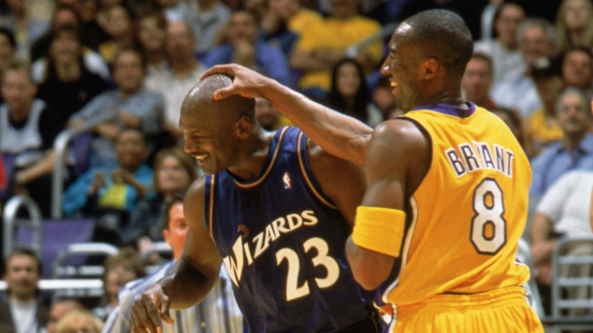 Fotodivertente Delle Stelle Del Basket Kobe Bryant E Michael Jordan Sfondo