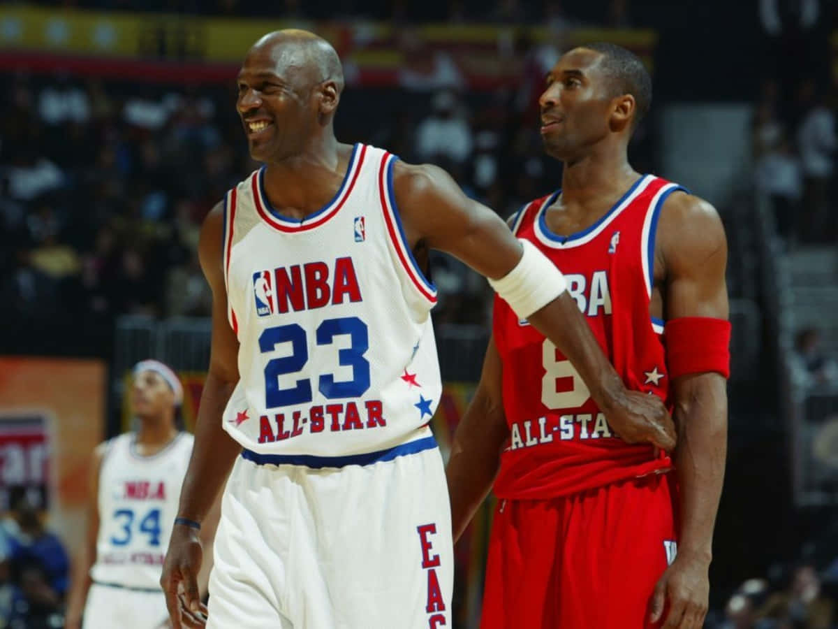 Immaginedi Kobe Bryant E Michael Jordan: Leggendari Concorrenti Nella Nba. Sfondo