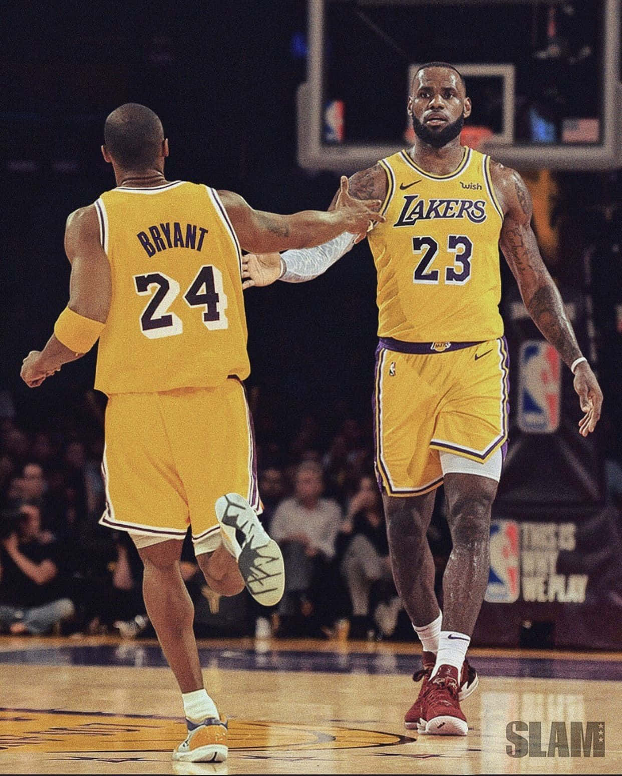 Kobebryant Trägt Sein Los Angeles Lakers Trikot Während Eines Spiels.