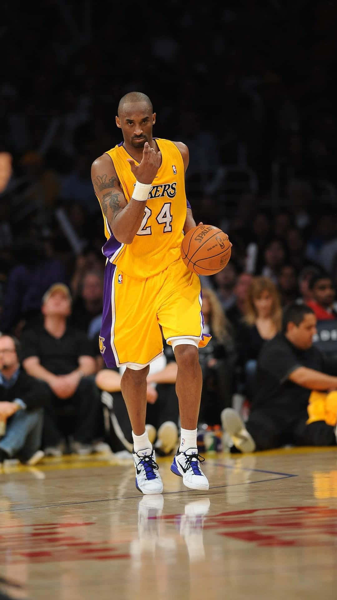 Bildav Kobe Bryant Som Spelar Legendarisk Basket. Wallpaper