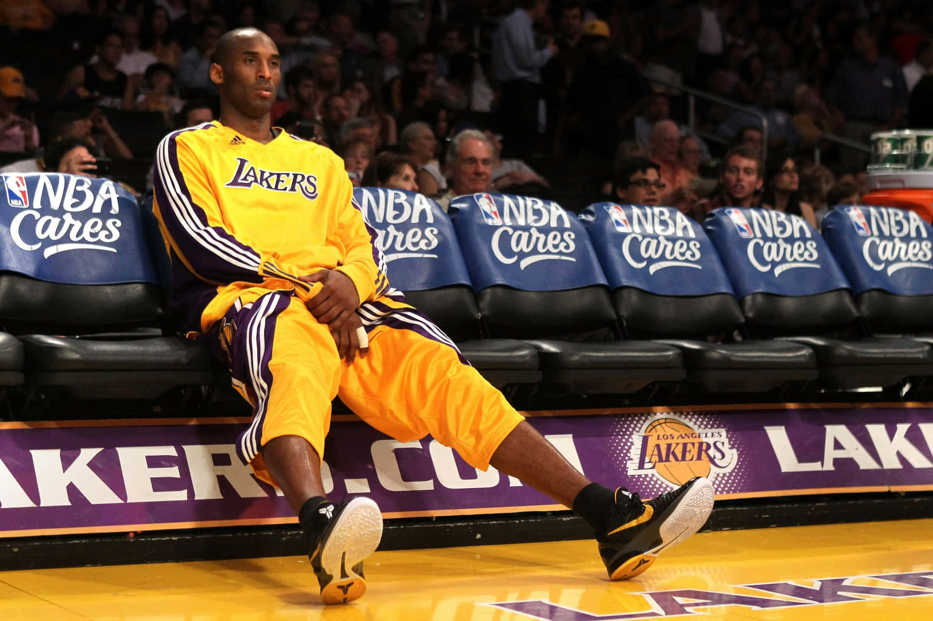 Kobe Bryant Soars Above The Competition With A Sensational Slamdunk Wallpaper