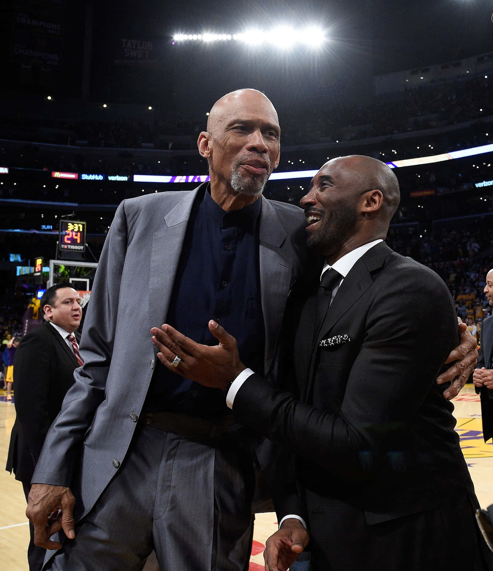 Kobe Bryant Celebratingwith Legendary Figureat Courtside Wallpaper